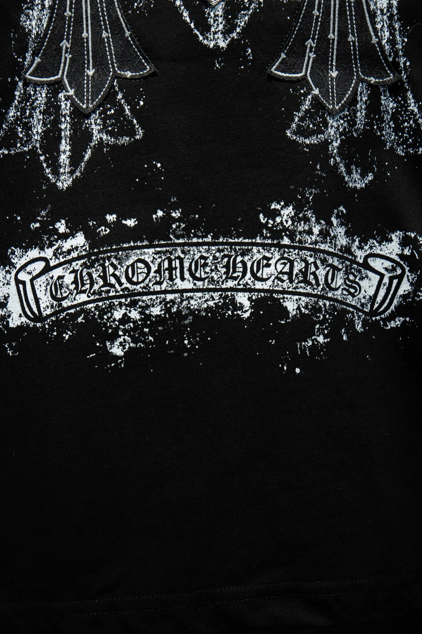 P180 🆕Chrome hearts 25ss os version is really charming and Chrome hearts are really unique. Each season's new version is made to the extreme. It is very practical and can be worn casually. Nice✔️ - ⚠️100% cotton. It is made of 32-count double yarn, 260-gram weight fabric and imported knitted needle carded cotton. It has moderate thickness, drape and contour, and the upper body is comfortable! ! It is very tolerant to fat body types and can instantly lose five pounds after wearing it!  The front and rear panels are hand-printed on the silk screen platen, and the 3D full-color scan pattern is used as film to ensure that the printing pattern is restored to the highest degree, and the printing is made to have a cracking effect and is reinforced and not easy to fall off. The upper and lower LOGO printing has a strong touch texture. The printing material uses environmentally friendly active water slurry and anti-sublimation liquid for the base. The garments can withstand washing without stripping. The addition of handmade elements to the body of the garment greatly increases the interest of the garment and creates a unique visual effect. After special treatment, a unique effect is formed. An irregular hem is added to the version. This year's Kroxin is the main version. In the past two years, the oversize version has become the focus of the trend and has been a popular staple in the past two years. The change of designers has made this brand an instant hit. The progressive fashion of the times also needs the blood impact of fresh elements and trendy designs in order to continue its glory! It’s stylish both inside and outside, a must-have for high street travel! An absolute "eye-catching style" that can match couples 💏 Color: Black White Size: S M L XL